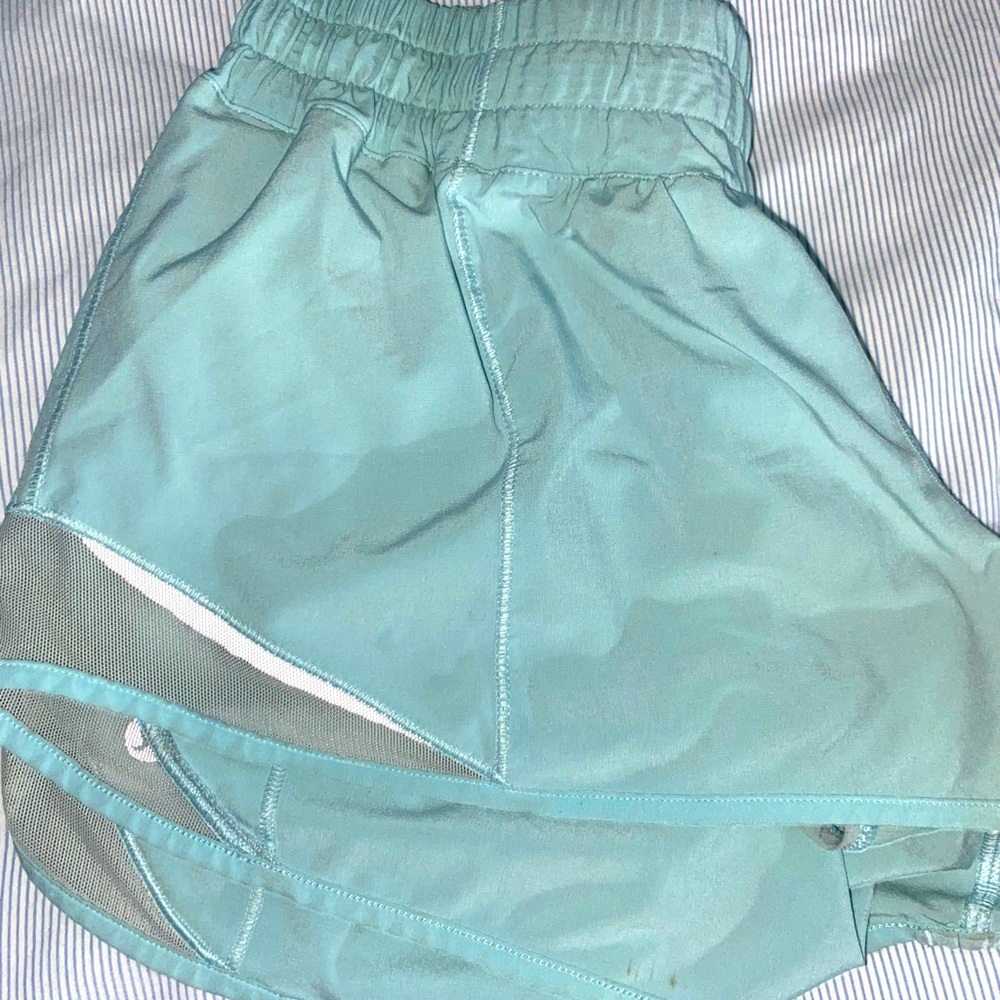 LULU LEMON HOTTY HOT SHORTS 2.5